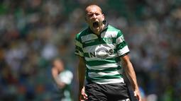 Pemain Sporting, Bas Dost merayakan gol saat berlaga pada Liga Portugal di Alvalade stadium, Lisbon (7/5/2017). Bas mencetak  24 gol - 68 poin. (EPA/Mario Cruz)