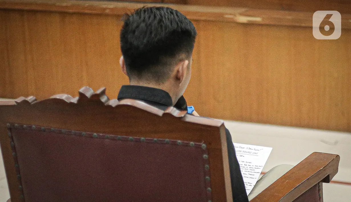 Terdakwa kasus pembunuhan berencana Brigadir Yosua Hutabarat, Richard Eliezer alias Bharada E menjalani sidang tuntutan di Pengadilan Negeri Jakarta Selatan, Jakarta, Rabu (25/1/2023). "Richard Eliezer Pudihang Lumui telah terbukti secara sah dan meyakinkan bersalah melakukan tindak pidana merampas nyawa secara bersama-sama," ujar Jaksa. (Liputan6.com/Faizal Fanani)
