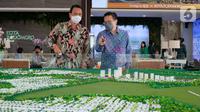 Marketing Director Agung Podomoro Group Agung Wirajaya (kiri), Assistant VP Marketing Kota Podomoro Tenjo Zaldy Wihardja (kanan) berbincang di sela-sela peresmian galeri marketing dan cluster premium terbaru di wilayah Tenjo, Jabar (27/03/2021). (Liputan6.com/HO/Ading)