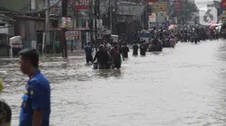 Luapan Kali Angke yang melintasi bawah Jembatan Angke turut memperparah situasi, mendorong air masuk deras hingga ke Komplek Ciledug Indah 1. (Liputan6.com/Angga Yuniar)