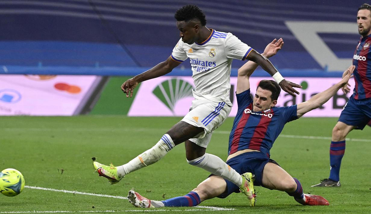 Pemain asal Negeri Samba tersebut berhasil mencetak hattrick, yaitu pada menit ke-45, ke-68, dan ke-83. Sementara tiga gol lainnya dilesatkan oleh Ferland Mendy (13'), Karim Benzema (19'), dan Rodrygo (34'). (AFP/Javier Soriano)