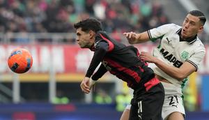 Christian Pulisic (kiri) berduel dengan Jay Idzes di laga AC Milan vs Sassuolo di pekan ke-15 Serie A 2025/2026 di San Siro, Minggu (14/12/2025). (AP Photo/Luca Bruno)