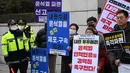 Untuk diketahui, Mahkamah Konstitusi Korea Selatan harus memutuskan dalam waktu 180 hari apakah akan mencopot Yoon dari jabatannya atau mengembalikan kekuasaan kepresidenannya. (Jung Yeon-je/AFP)