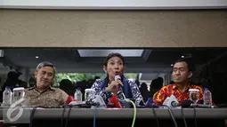 Menteri Kelautan dan Perikanan Susi Pudjiastuti (tengah) saat memberikan keterangan pers dikediamannya di Jakarta, Jumat (15/4/2016). Susi Pudjiastuti memberikan keterangan terkait permasalah reklamasi teluk Jakarta. (Liputan6.com/Faizal Fanani)