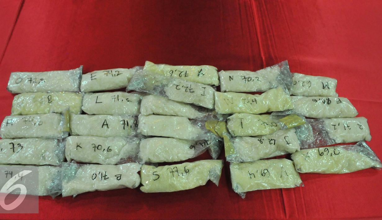 Barang Bukti shabu diperlihatkan saat rilis kasus narkoba jaringan Internasional, Tangerang, Kamis (10/3). Bea Cukai ringkus enam tersangka jaringan narkoba internasional di terminal 2D Bandara Soetta. (Liputan6.com/Faisal R Syam)