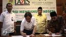 Ketua Umum PBNU, KH. Said Aqil menyaksikan penandatangan MoU Pendistribusian dan Pendayagunaan Zakat NU Care - LAZISNU dengan Yayasan PLN di Gedung PBNU, Jakarta, Kamis (29/12). (Liputan6.com/Faizal Fanani)