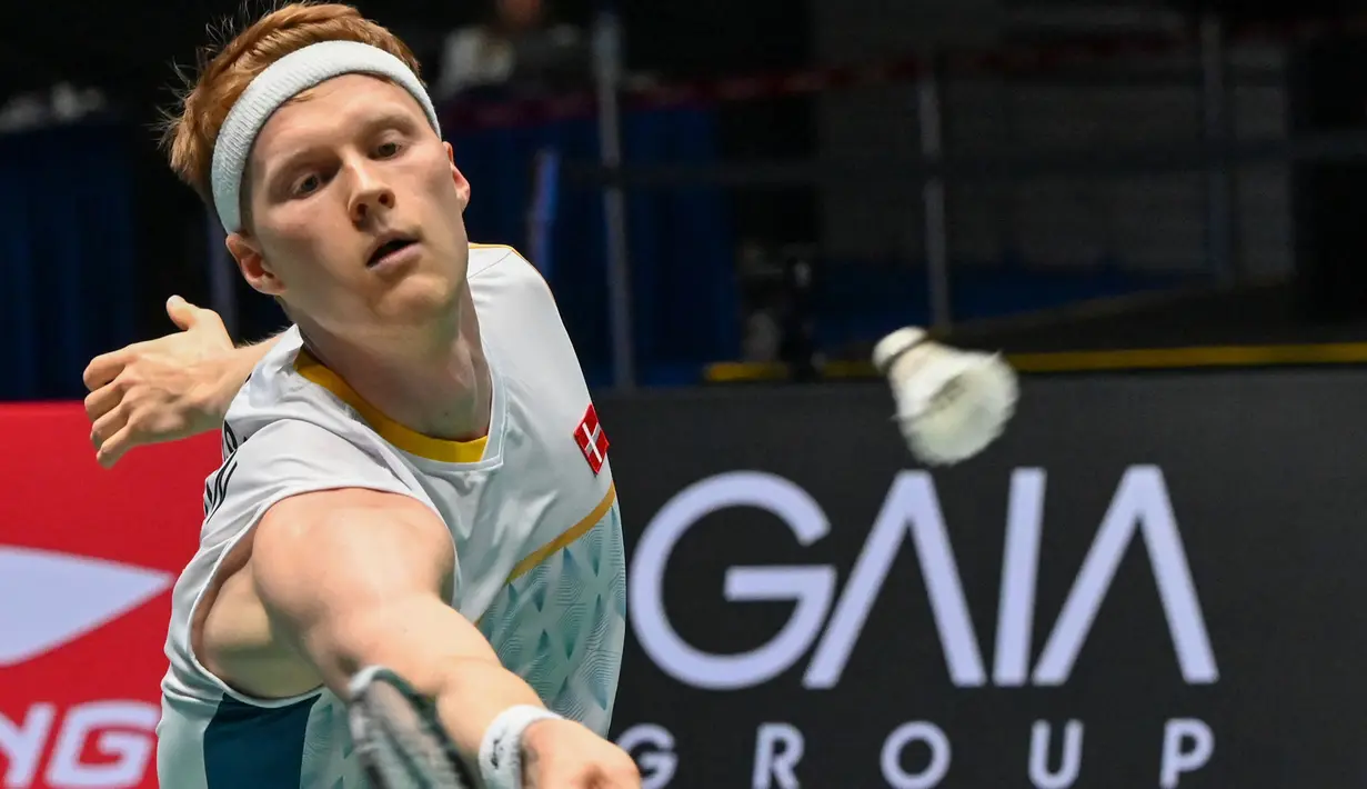 Pebulu tangkis tunggal putra Denmark, Anders Antonsen berusaha mengembalikan bola saat menghadapi wakil Indonesia, Anthony Sinisuka Ginting pada laga final Singapore Open 2023 di Singapore Indoor Stadium, Singapura, Minggu (11/6/2023). Anders Antonsen kalah dua game langsung 16-21, 13-21. (AFP/Roslan Rahman)