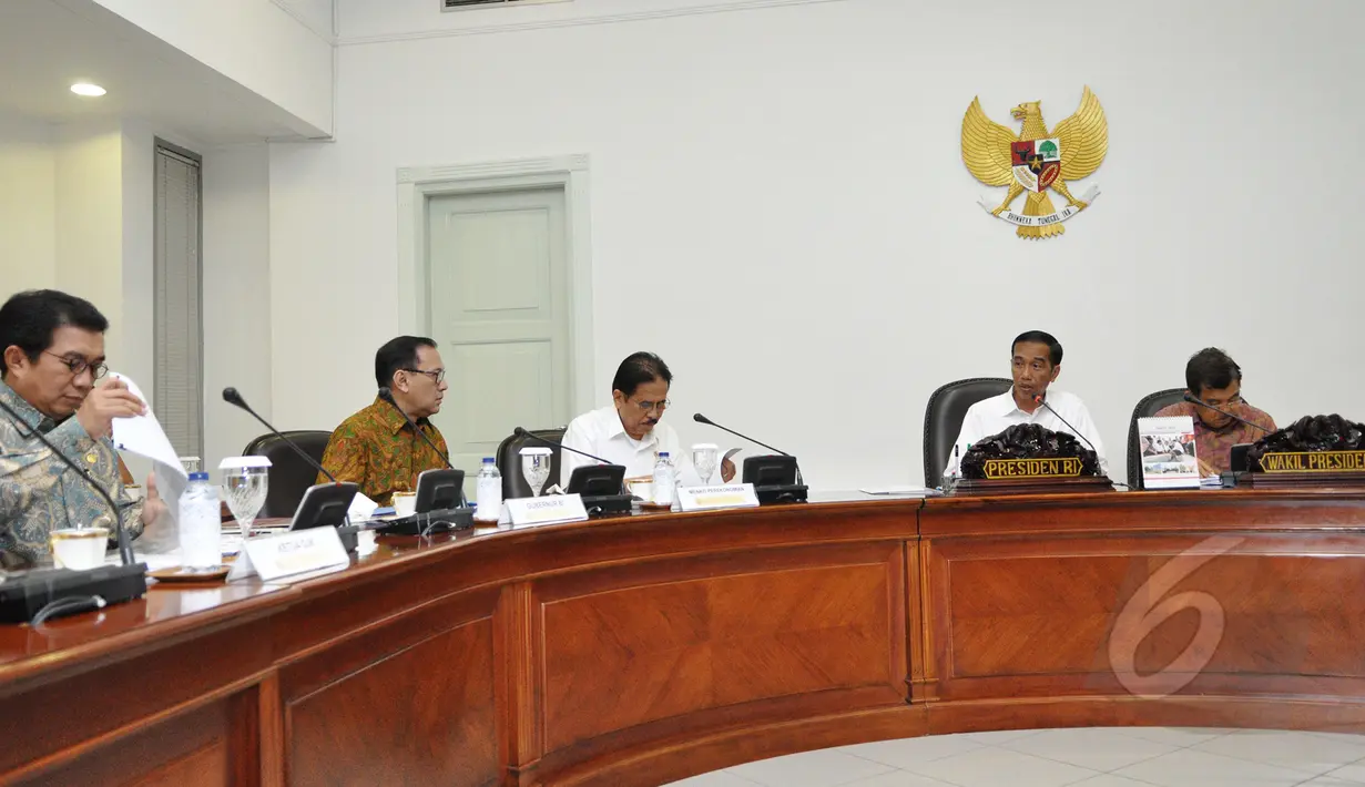 Ketua Dewan Komisioner OJK Muliaman D. Hadad (kiri) dan Gubernur BI Agus Martowardojo (kedua kiri) tampak menghadiri rapat terbatas di Istana Kepresidenan, Jakarta, Rabu (11/3/2015).(Liputan6.com/Faizal Fanani)