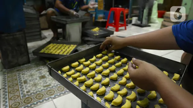 FOTO: Mengintip Dapur Pembuatan Aneka Kue Kering