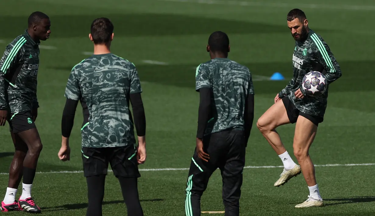 Pemain Real Madrid Karim Benzema (kanan) bersama rekan setimnya menjalani sesi latihan di kompleks latihan Ciudad Real Madrid, Valdebebas, Madrid, Spanyol, 14 Maret 2023. Real Madrid akan menghadapi Liverpool pada pertandingan sepak bola leg kedua babak 16 besar Liga Champions. (PIERRE-PHILIPPE MARCOU/AFP)