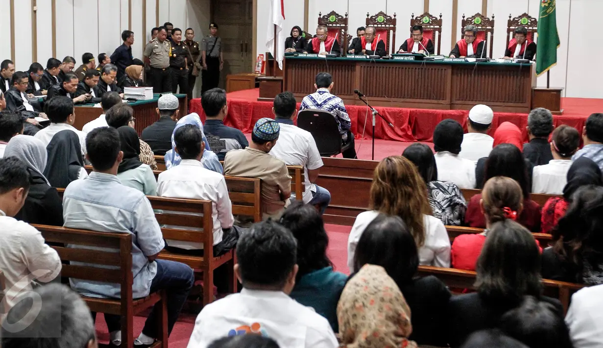 Majelis hakim membacakan berkas putusan pada sidang lanjutan kasus dugaan penodaan agama di Kementan, Jakarta, Selasa (9/5). Basuki Tjahaja Purnama atau Ahok menghadapi sidang vonis kasus dugaan penodaan agama hari ini (Liputan6.com/Kurniawan Mas'ud/pool)