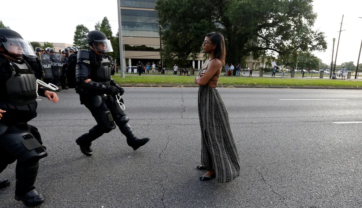 Seorang wanita berunjuk rasa di dekat markas Kepolisian Rouge Baton di Baton Rouge, Louisiana, AS (9/7). Ditembaknya pria kulit hitam, Alton Sterling oleh polisi AS menyebabkan warga AS keturunan Afrika melakukan unjuk rasa. (REUTERS / Jonathan Bachman)
