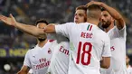 Penyerang AC Milan, Krzysztof Piatek (ketiga kanan) berselebrasi usai mencetak gol lewat titik penalti ke gawang Hellas Verona pada pekan ketiga Liga Italia di Stadio Marc'Antonio Bentegodi (15/9/2019). AC Milan menang tipis atas Hellas Verona 1-0. (Simone Venezia/ANSA via AP)