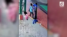 Demi mencuri di sebuah stadion, bapak dan anak pakai baju olahraga dan menyamar jadi atlet.