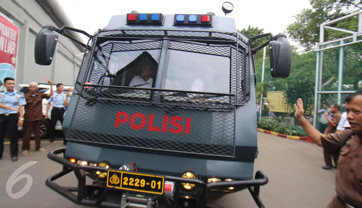 Mobil taktis yang membawa Basuki Tjahaja Purnama atau Ahok saat tiba di Rutan Cipinang, Jakarta Timur, Selasa (9/5). Majelis hakim memvonis Ahok pidana penjara dua tahun. (Liputan6.com/Helmi Afandi)