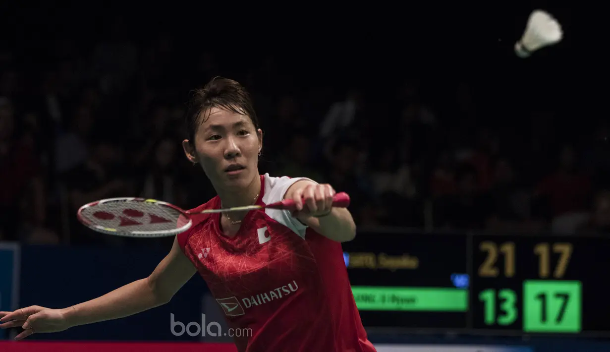 Tunggal putri Jepang, Sayaka Sato, menjadi juara Indonesia Open usai mengalahkan tunggal Korsel, Sung Ji-hyun di JCC, Jakarta, Minggu (19/6/2017). Sayaka Sato menang dengan skor 21-13, 17-21, dan 21-14. (Bola.com/Vitalis Yogi Trisna)