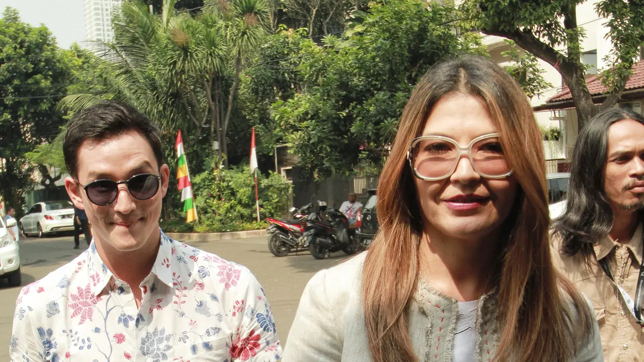 [Bintang] Tamara Blezynski dan Mike Lewis di Pernikahan Kimberly Ryder