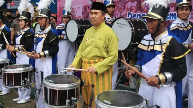 Gubernur Riau Syamsuar ikut bermain drumband bersama narapidana di Lapas Perempuan Pekanbaru.