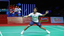 Berlaga di kandang sendiri, Alwi Farhan tampil mendominasi. Tampak dalam foto, pebulu tangkis tunggal putra Indonesia, Alwi Farhan saat bertanding melawan wakil Thailand, Panitchaphon Teeraratsakul, pada laga final Indonesia Masters 2026 di Istora Gelora Bung Karno, Senayan, Jakarta, Minggu (25/1/2026). (Bola.com/Bagaskara Lazuardi)