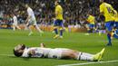 Pemain Real Madrid, Daniel Carvajal terbaring di lapangan saat gagal memanfaatkan peluang mencetak gol ke gawang Las Palmas pada lanjutan La Liga Spanyol di Santiago Bernabeu stadium, Madrid, (1/3/2017). Madrid bermain imbang 3-3.  (AP/Paul White)