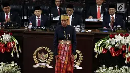 Presiden Jokowi disaksikan Ketua DPR RI Setya Novanto Usai Pidato pada Sidang Tahunan  DPR/DPD di kompleks Parlemen Senayan, Jakarta, Rabu (16/8) Sidang mendengarkan Pidato kenegaraan  Jokowi menyambut HUT ke-72 Kemerdekaan RI. (Liputan6.com/ Johan Tallo)
