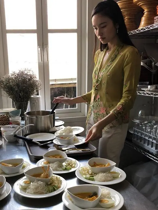 <p>Nong Poy juga membagikan fotonya berkebaya hijau saat memasak Blue Crab Salad.[@poydtreechad]</p>