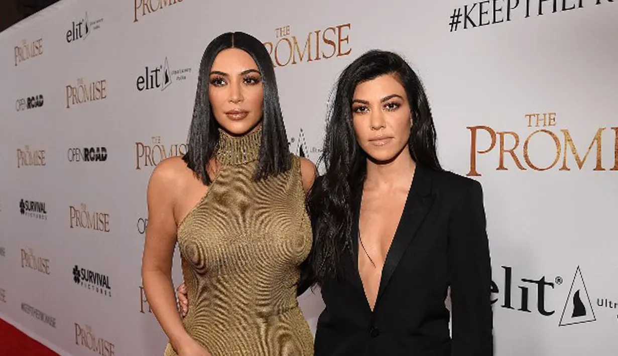Bicara soal tubuh seksi sudah melekat pada keluarga Kardashian dan bukan lagi hal yang aneh. Hadir di gala premiere sebuah film, Kim Kardashian dan Kourtney Kardashian tampil dengan menunjukkan keseksian tubuhnya. (AFP/Bintang.com)