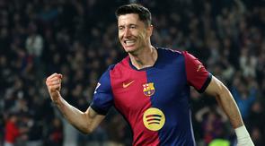 Pemain Barcelona, Robert Lewandowski merayakan golnya ke gawang Osasuna dalam laga lanjutan Liga Spanyol 2024/2025 di Estadi Olimpic Lluis Companys, Barcelona, Spanyol, Jumat (27/03/2025) waktu setempat. (AFP/Lluis Gene)