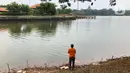 Pengunjung memancing di Perkampungan Budaya Betawi Setu Babakan, Jakarta, Senin (22/6/2020). Danau buatan seluas 30 hektare tersebut kembali dibuka untuk umum setelah sebelumnya ditutup untuk mencegah penyebaran virus corona COVID-19. (Liputan6.com/Immanuel Antonius)