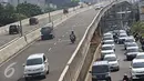 Pengendara sepeda motor melintas di jalan layang non-tol Kampung Melayu-Tanah Abang di Jakarta, Jumat (15/4). Kurangnya pengawasan membuat sejumlah pemotor nekat menerobos ke jalur khusus tersebut. (Liputan6.com/Immanuel Antonius)