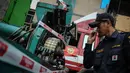 Dirjen Bea Cukai menyita rokok ilegal sejumlah 11.266.600 batang, satu unit mesin pembuat rokok merek Shenzen yang berkapasitas produksi 1.500 batang rokok per menit, Jumat (30/9). (Liputan6.com/Faizal Fanani)