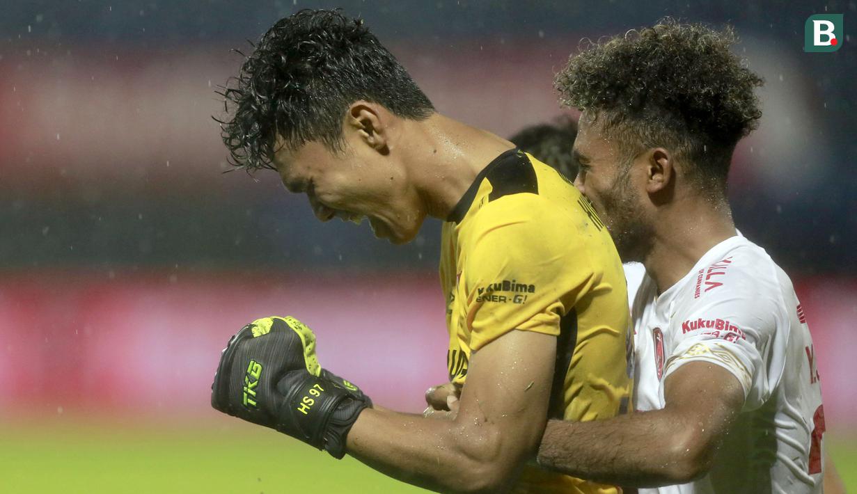 Ekspresi pemain PSM Makassar, Hilman Syah (kiri) dan Yakob Sayuri (kanan) setelah menang adu penalti melawan PSIS Semarang dalam laga Perempatfinal Piala Menpora 2021 di Stadion Kanjuruhan, Malang. Jumat (9/4/2021). (Foto: Bola.com/Arief Bagus)