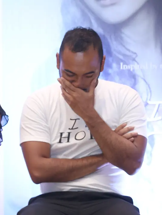 Ario Bayu merupakan salah satu tim di projek yang membuat film ‘I am Hope’ ini, dikarenakan ia tidak bisa banyak membantu di beberapa medium sehingga ia membantu dalam menyanyikan soundtrack lagu saja.  (Andy Masela/Bintang.com)