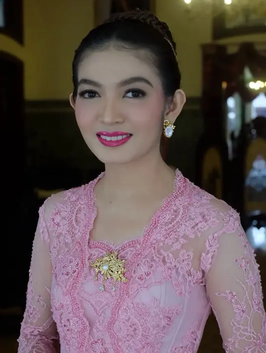Di sini Selvi Ananda tampil super flawless mengenakan kebaya merah muda, dengan sematan bros emas di bagian tengah dadanya. [Foto: Instagram/selvirakabuming]