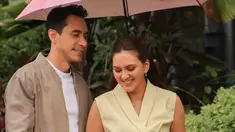 Meski belum pernah main film bareng, Darius dan Donna sudah sering dipasangkan di berbagai iklan. Kali ini, mereka menjadi bintang iklan produk keluarga dengan konsep yang hangat dan manis. Dalam suasana hujan, keduanya tampil mesra di bawah satu payung merah muda. Liputan6.com/IG/@darius_sinathrya)