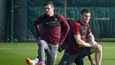 Pemain Liverpool, James Milner dan Andrew Robertson, saat sesi latihan jelang laga Liga Champions di Melwood, Liverpool, Senin (8/4). Liverpool akan berhadapna dengan Porto. (AFP/Paul Ellis)