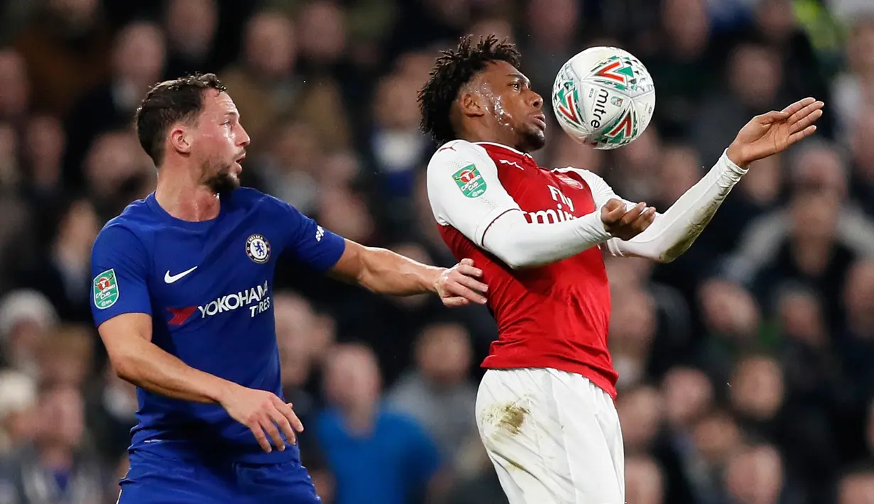 Pemain Arsenal, Alex Iwobi mengendalikan bola di depan pemain Chelsea, Danny Drinkwater pada laga semifinal pertama Piala Liga Inggris di Stadion Stamford Bridge, Rabu (10/1). Chelsea dan Arsenal bermain imbang tanpa gol. (AP/Kirsty Wigglesworth)