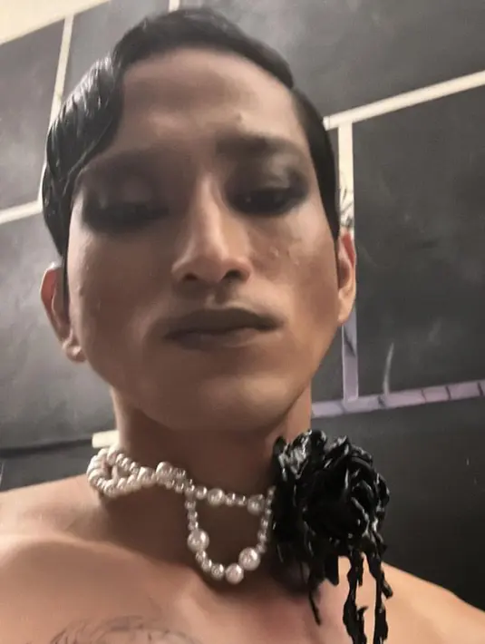 Melengkapi penampilan, Bio One mengenakan kalung choker mutiara dan bunga mawar hitam yang cukup besar. [@bojvoyej]