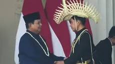 Presiden Prabowo Subianto bersalaman dengan Wakil Presiden Gibran Rakabuming Raka dalam upacara pengibaran bendera memperingati HUT ke-81 kemerdekaan RI di Istana Merdeka, Jakarta, Indonesia, Senin, 17 Agustus 2026. (Foto AP/Tatan Syuflana)