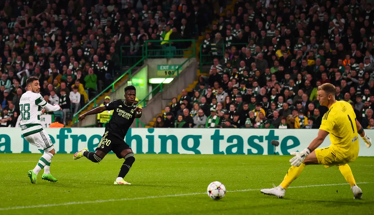 Striker Real Madrid, Vinicius Junior (tengah) mencetak gol ke gawang Glasgow Celtic pada fase Grup F Liga Champions 2022/2023 di Celtic Park Stadium, Glasgow (6/9/2022). Total 2 gol dicetak Vinicius Junior ke gawang Glasgow Celtic di fase grup Liga Champions musim 2022/2023, masing-masing satu gol pada mathcday pertama (6/9/2022) dan matchday ke-6 (2/11/2022). (AFP/Andy Buchanan)