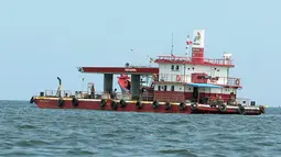 SPBU Terapung merupakan solusi yang dianggap tepat untuk penyediaan bahan bakar untuk nelayan dan Muara Angke, Kepulauan Seribu. (merdeka.com/Imam Buhori)