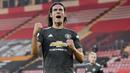 Striker Manchester United, Edinson Cavani, melakukan selebrasi usai mencetak gol ke gawang Southampton pada laga Liga Inggris di Stadion St. Mary's, Minggu (29/11/2020). MU menang dengan skor 3-2. (Mike Hewitt, Pool via AP)