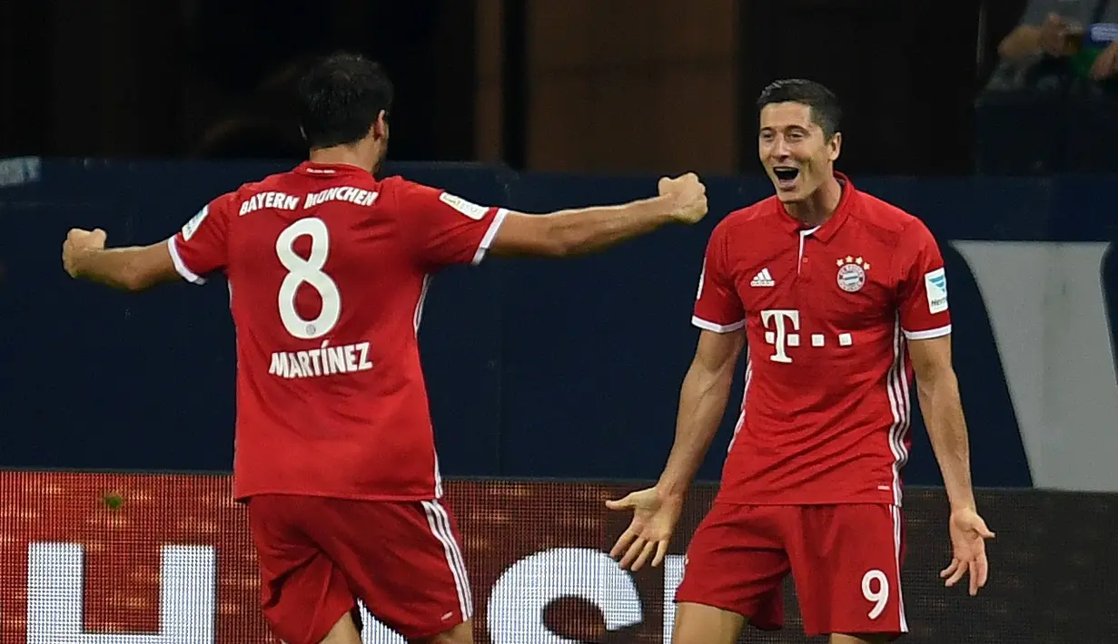 Bayern Munchen meraih kemenangan 2-0 atas Schalke 04 dalam lanjutan Bundesliga di Veltins Arena, Gelsenkirchen, Sabtu (10/9/2016) dini hari WIB. Robert Lewandowski menjadi bintang dengan mencetak satu gol dan satu assist. (AFP/Patrik Stollarz)