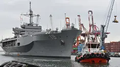 Kapal komando Amerika Serikat USS Blue Ridge (LCC-19) berlabuh di dermaga JICT 2, Pelabuhan Tanjung Priok, Jakarta, Rabu (1/5/2019). Kunjungan kapal komando Armada ke-7 AS itu dalam rangka peringatan ke-70 tahun hubungan diplomatik Indonesia dan Amerika Serikat. (ADEK BERRY / AFP)