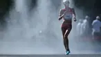 Atlet Tiongkok,  Lu Xiuzhi, saat berlomba di final nomor jalan cepat 20km putri Kejuaraan Dunia Atletik 2015 di Stadion Nasional, Beijing, Tiongkok. (28/8/2015). (AFP Photo/Wang Zhao)