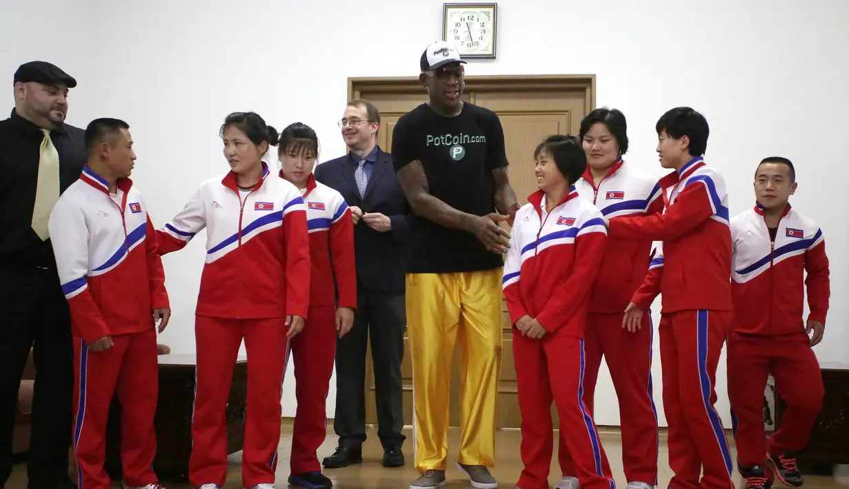 Mantan bintang basket NBA Dennis Rodman, tengah, berpose dengan atlet Olimpiade Korea Utara di Pyongyang, Korea Utara (15/6). Rodman tiba di Korut pada kunjungan pertamanya sejak Presiden Donald Trump mulai menjabat. (AP Photo/Kim Kwang Hyon)