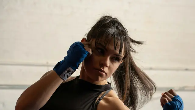 Latihan boxing dapat memberikan manfaat fisik bagi kekuatan dan daya tahan tubuh.