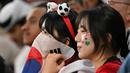 Ekspresi kecewa suporter Korea Selatan setelah timnya dikalahkan Yordania pada laga semifinal Piala Asia 2023 di Ahmad Bin Ali Stadium, Doha, Qatar, Selasa (06/02/2024). Korea Selatan kalah dengan skor 0-2. (AFP/Hector Retamal)