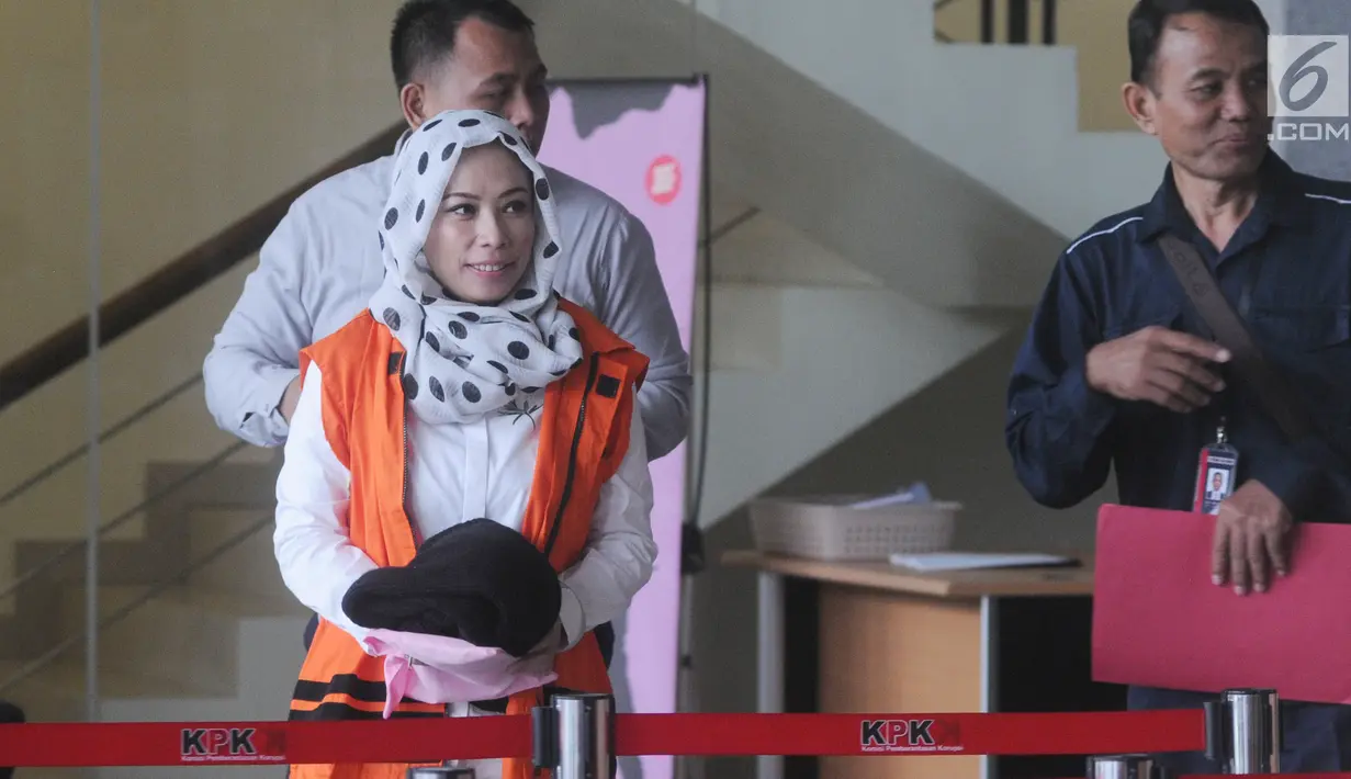 Marketing Manager PT Humpuss Transportasi Kimia, Asty Winasti (kiri) tiba di Gedung KPK, Jakarta, Senin (8/4). Asty menjalani pemeriksaan perdana terkait kasus dugaan suap distribusi pupuk. (merdeka.com/Dwi Narwoko)