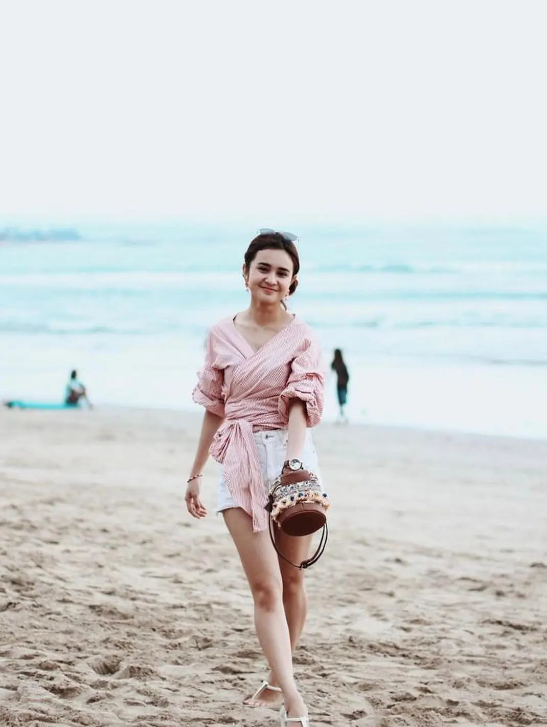 8 OOTD Pantai ala Artis Tanpa Bikini, dari Pevita Pearce hingga Anya